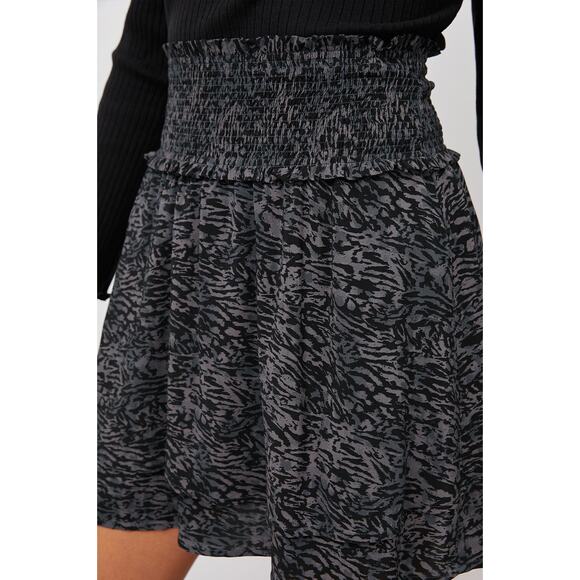 Rails Addison Smocked Waist Tiered Mini Skirt Charcoal Abstract Animal Gray XL - Picture 3 of 9